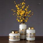 Vase en porcelaine dorée design élégant