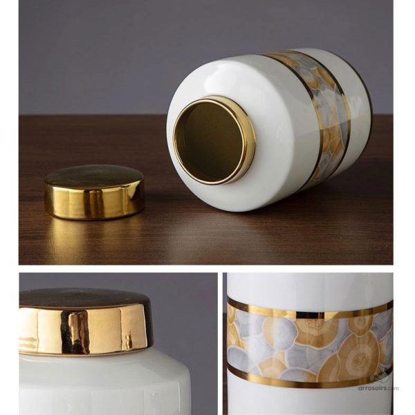 Vase design doré, accessoire décoratif unique