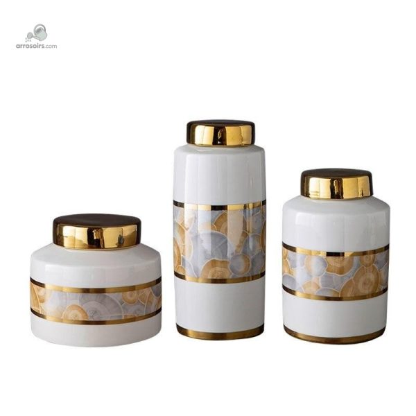 Vase en porcelaine, allure dorée, accent moderne