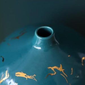 Vase design en céramique de couleur turquoise