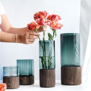 Vase en verre avec socle en bois design