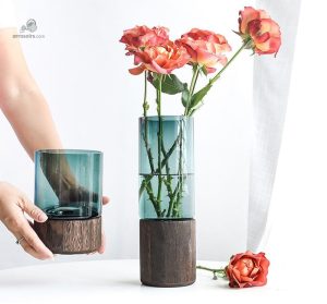 Vase en verre sur socle en bois, décoration intérieure