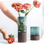 Vase contemporain en verre, socle en bois