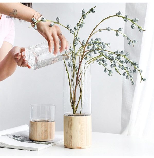 Vase en verre minimaliste avec support en bois