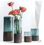 Vase en verre soufflé, socle en bois