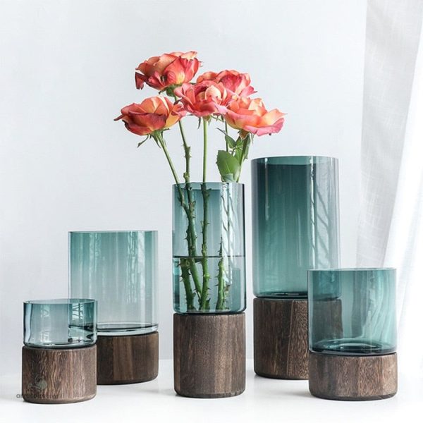 Vase design en verre, base en bois chaleureux