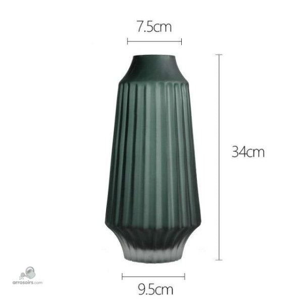 Vase en verre dépoli pour maison contemporaine