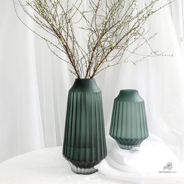 Vase en verre dépoli au style minimaliste