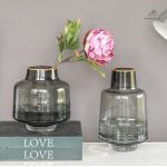 Vase en verre fumé au style contemporain