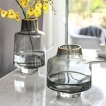 Vase design en verre fumé, esthétique raffinée