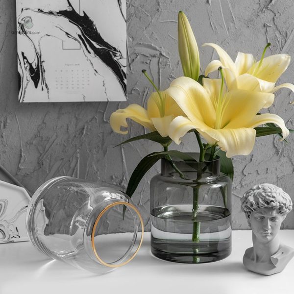 Vase design en verre noir avec finition fumée