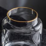 Vase en verre noir, style contemporain pour embellir un espace