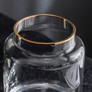 Vase en verre noir, style contemporain pour embellir un espace