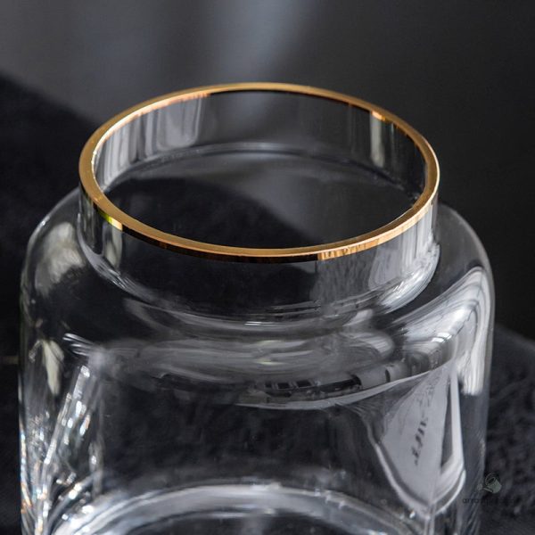 Vase en verre noir, style contemporain pour embellir un espace