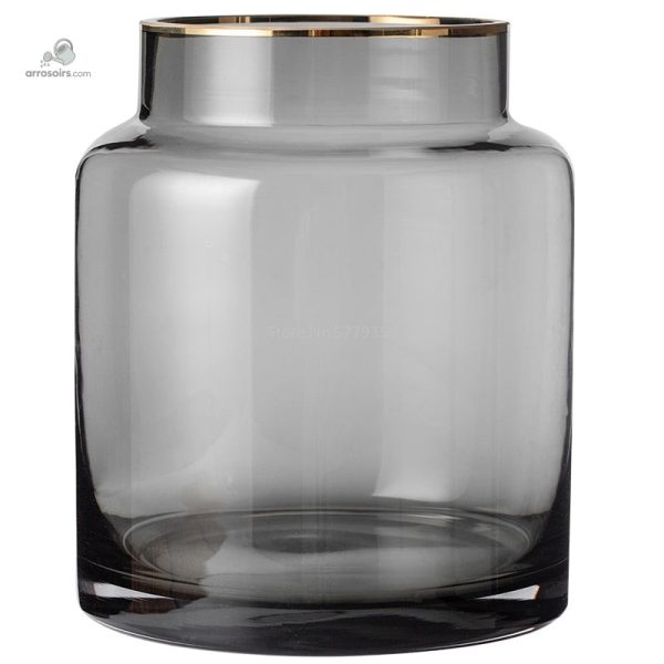Vase design en verre noir, pièce maîtresse pour la maison
