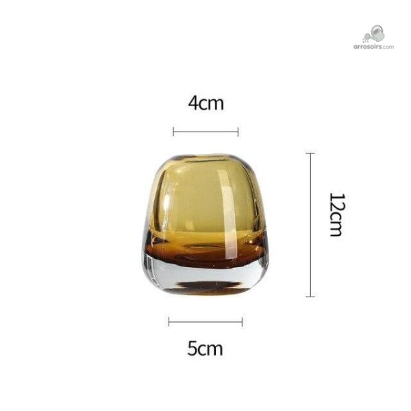 Vase en verre jaune au design épuré