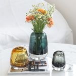Vase design en verre coloré jaune