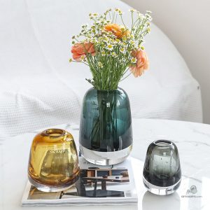 Vase design en verre coloré jaune