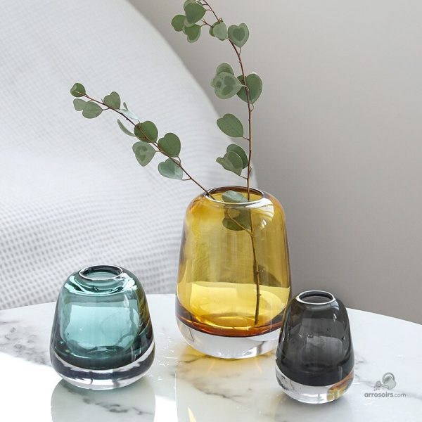 Vase en verre jaune pour fleurs