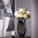 Vase design en verre noir transparent