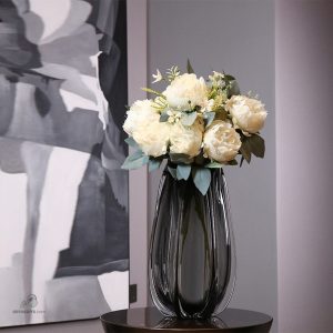 Vase design en verre noir transparent