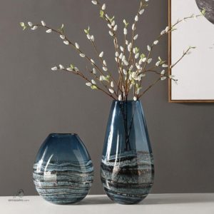 Vase bleu en verre soufflé au design contemporain