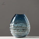 Vase moderne, bleu en verre soufflé, pour intérieur stylé