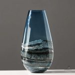 Vase bleu, design épuré en verre soufflé