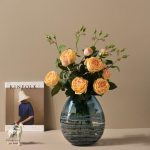 Vase design en verre soufflé de couleur bleue