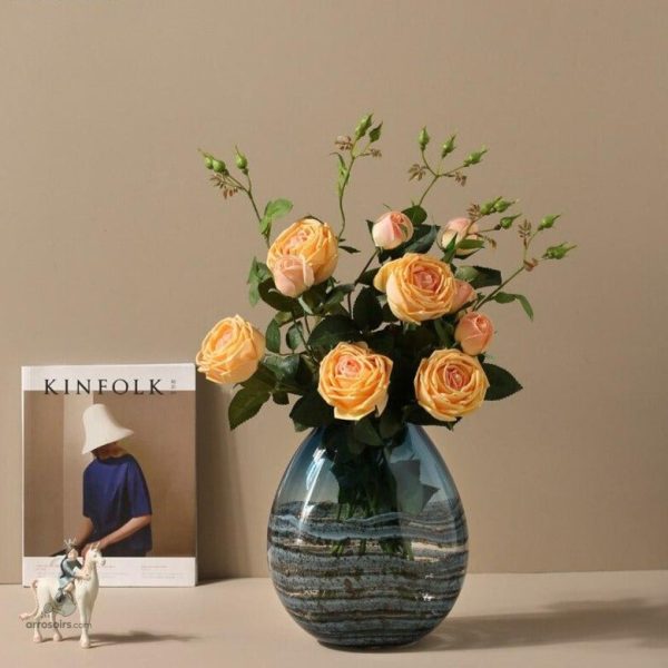 Vase design en verre soufflé de couleur bleue