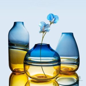 Vase en verre soufflé bleu ambré design