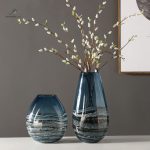 Vase en verre, finition soufflée, couleur bleu vif