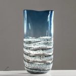 Vase soufflé bleu, accessoire décoratif unique