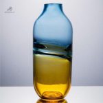 Vase design en verre soufflé couleur bleu ambré