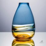 Vase en verre bleu ambré, style contemporain