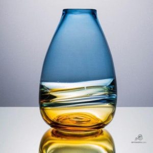 Vase en verre bleu ambré, style contemporain