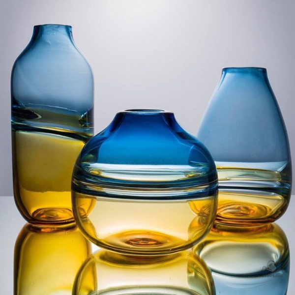 Vase en verre soufflé, nuances de bleu et d'ambre