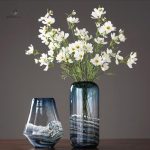 Vase design en verre soufflé coloré